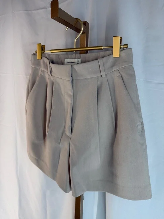 Abercrombie Curve Love A&F Sloane High Rise Tailored Shorts 4.5in - 2  26  Taupe - Picture 11 of 16